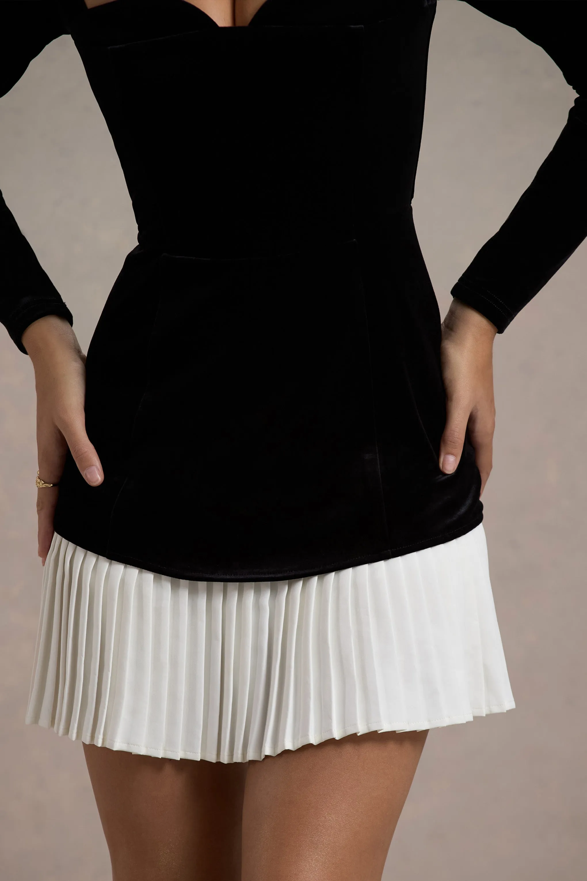 Americano | Black Velvet Sweetheart Long-Sleeve Mini Dress Club L London