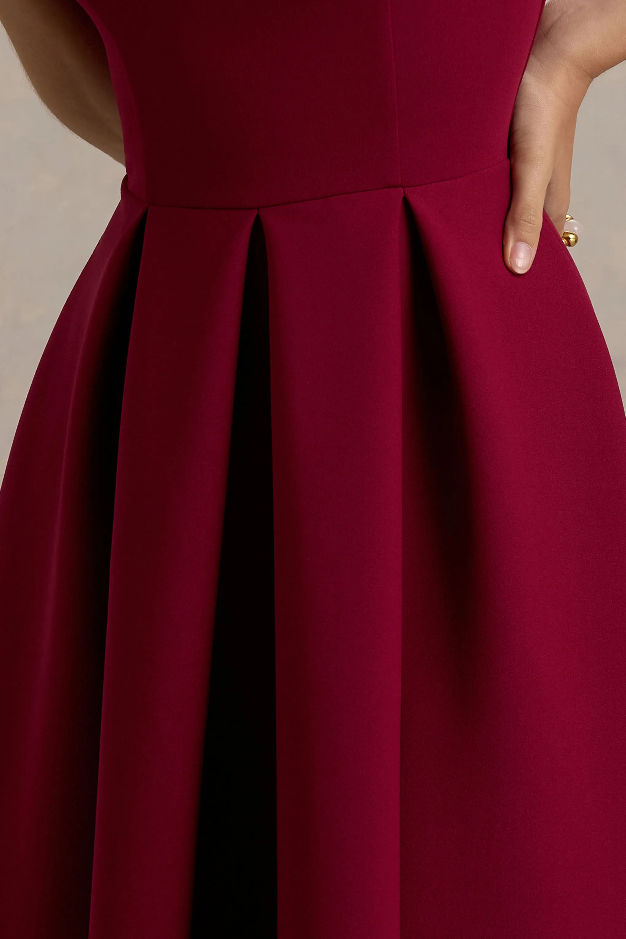 Bambina | Burgundy Scoop-Neck Pleated Maxi Dress Club L London