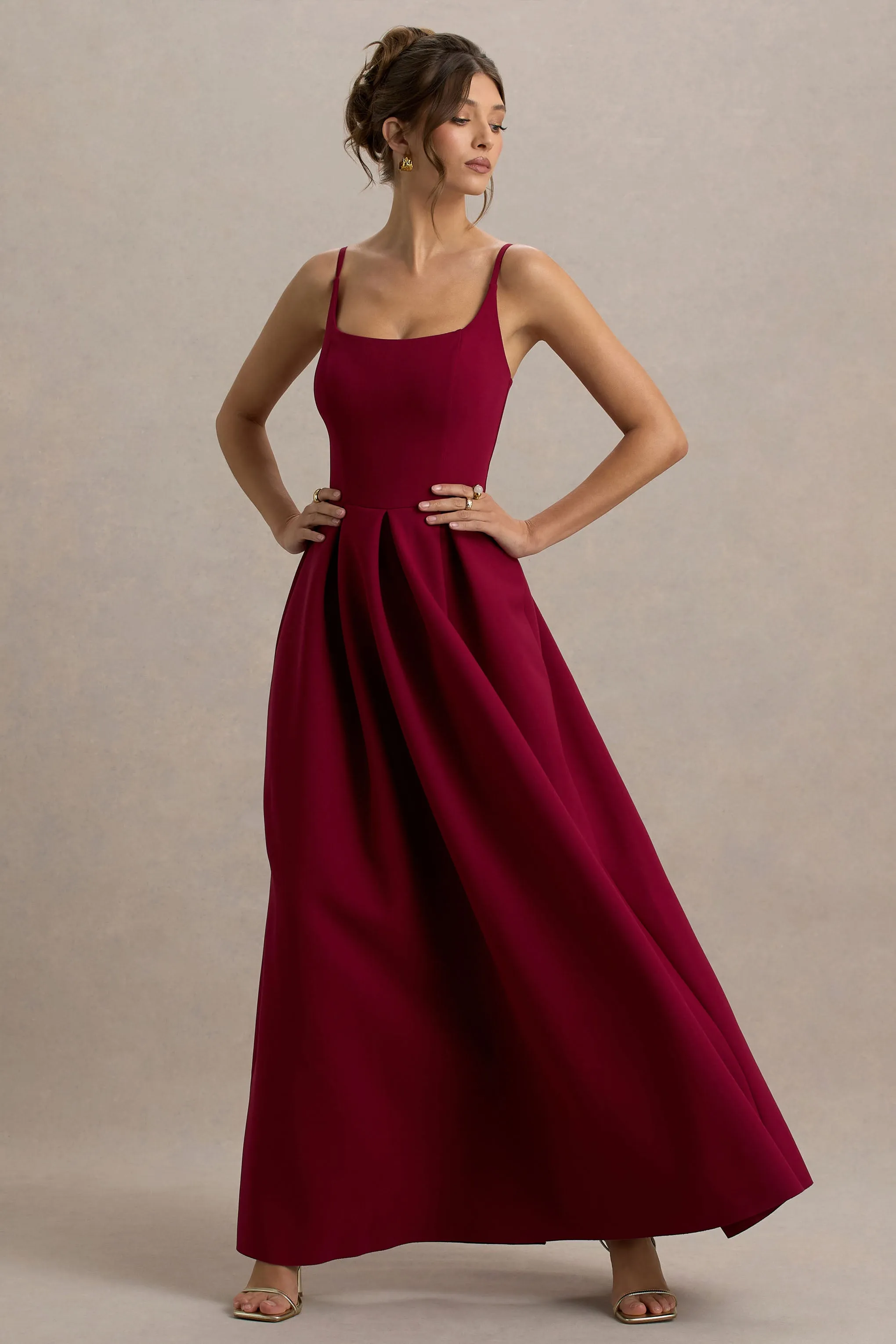 Bambina | Burgundy Scoop-Neck Pleated Maxi Dress Club L London