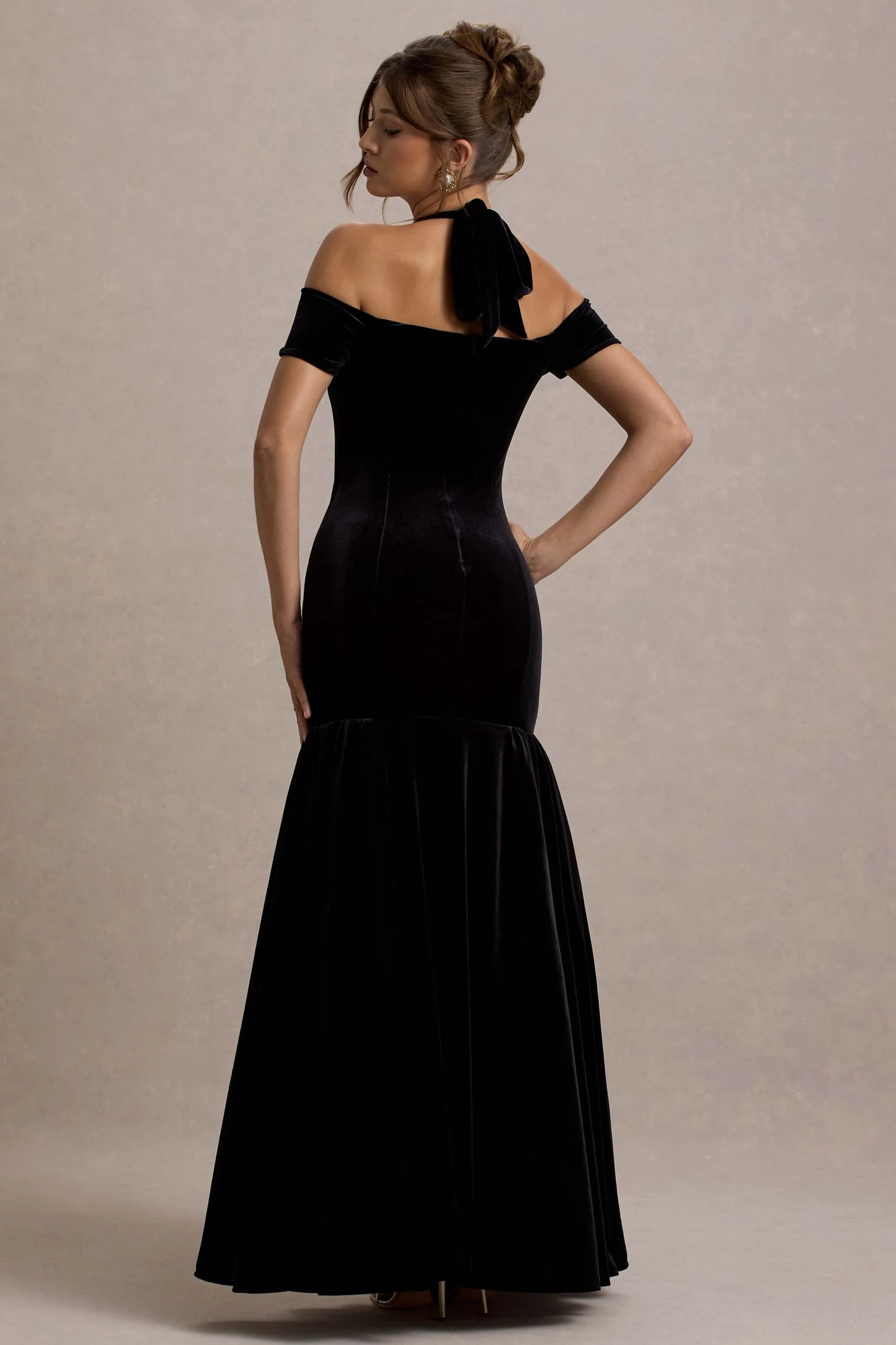 Nominee | Black Velvet Halter-Neck Maxi Dress Club L London