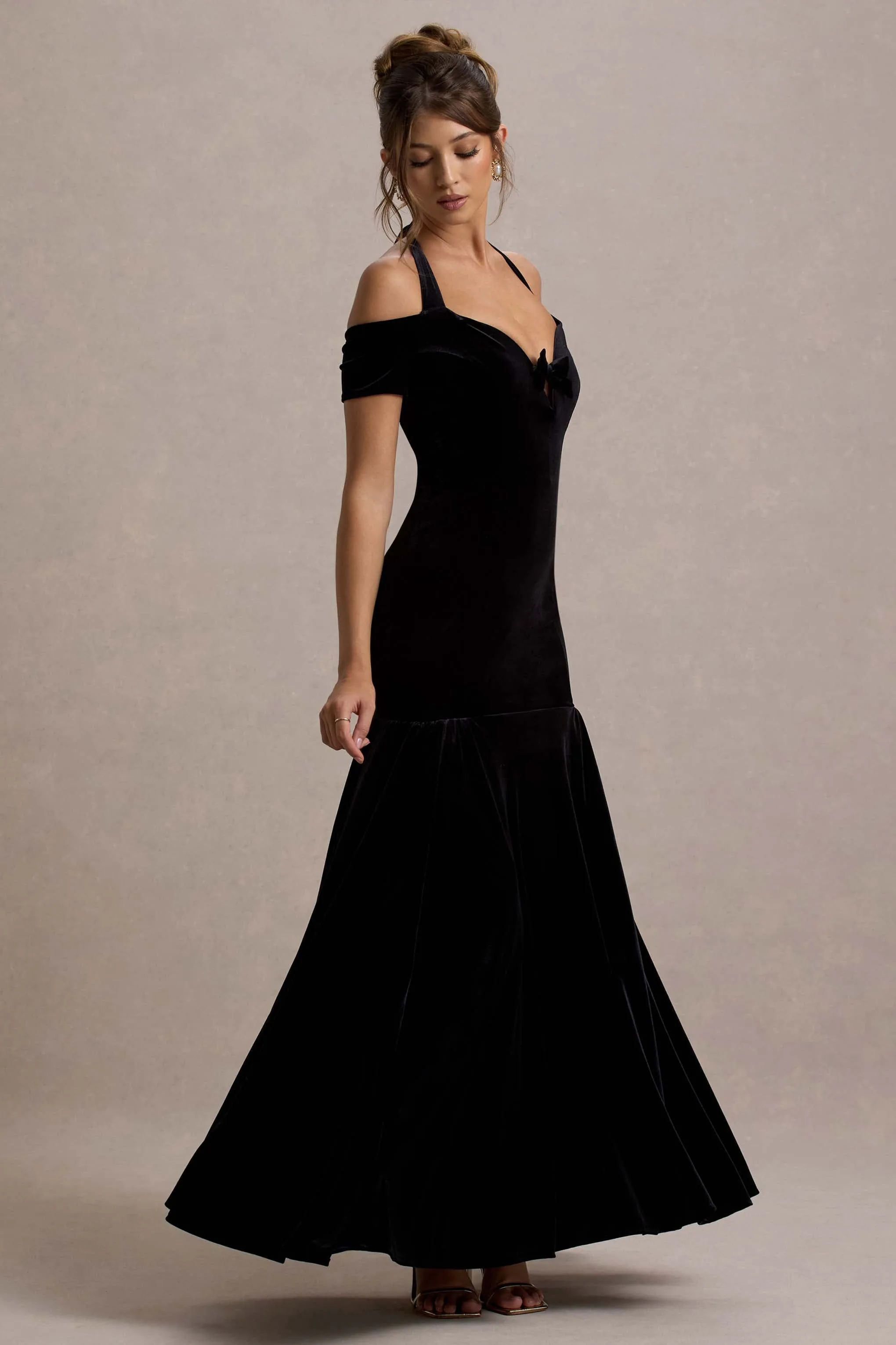Nominee | Black Velvet Halter-Neck Maxi Dress Club L London